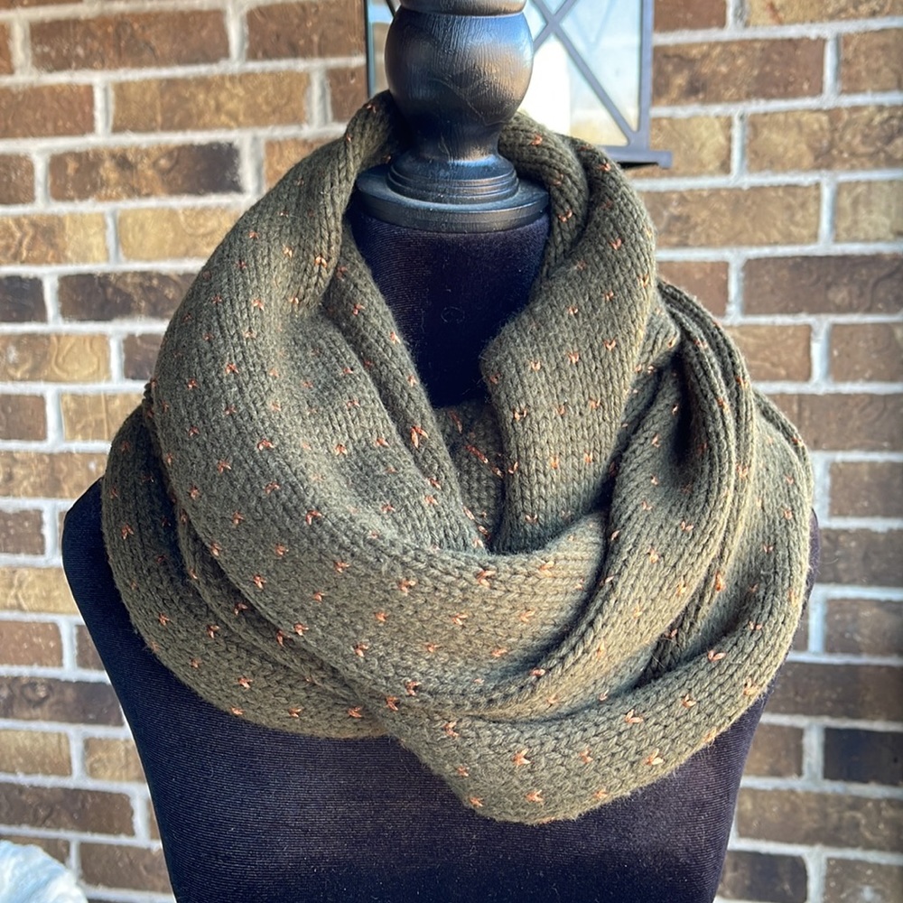 LAUNDRY Green infinity scarf